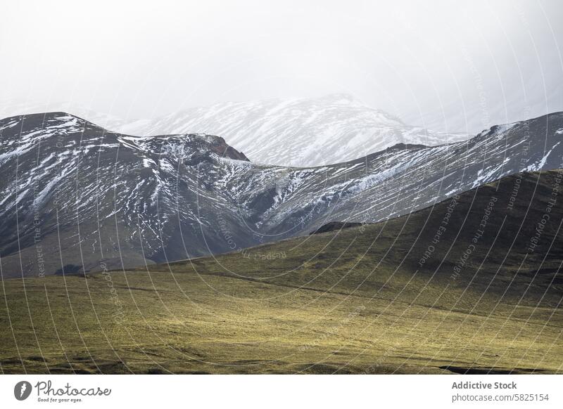 Gelassenes isländisches Hochland mit schneebedeckten Gipfeln Landschaft Schnee Berge u. Gebirge Hügel Gelassenheit ruhig Natur im Freien Island Majestät