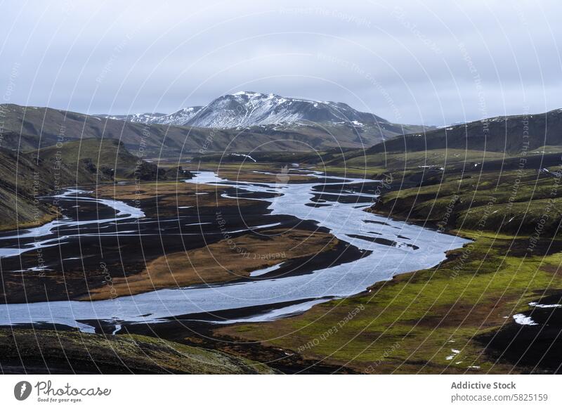 Ruhiger Fluss, der sich durch das majestätische isländische Hochland schlängelt Island Tal vulkanisch Hügel ruhig Natur Herrlichkeit Landschaft Wasser strömen