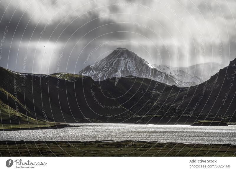 Majestätischer Berggipfel im isländischen Hochland Island Berge u. Gebirge schneebedeckt Gipfel Cloud See Gelassenheit robust Landschaft Natur im Freien