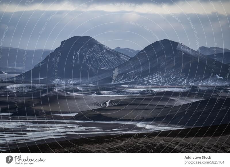 Majestätische Vulkangipfel im isländischen Hochland Island Highlands vulkanisch Gipfel Landschaft dramatisch Stimmung Himmel Ehrfurcht einflößend Gelände wellig