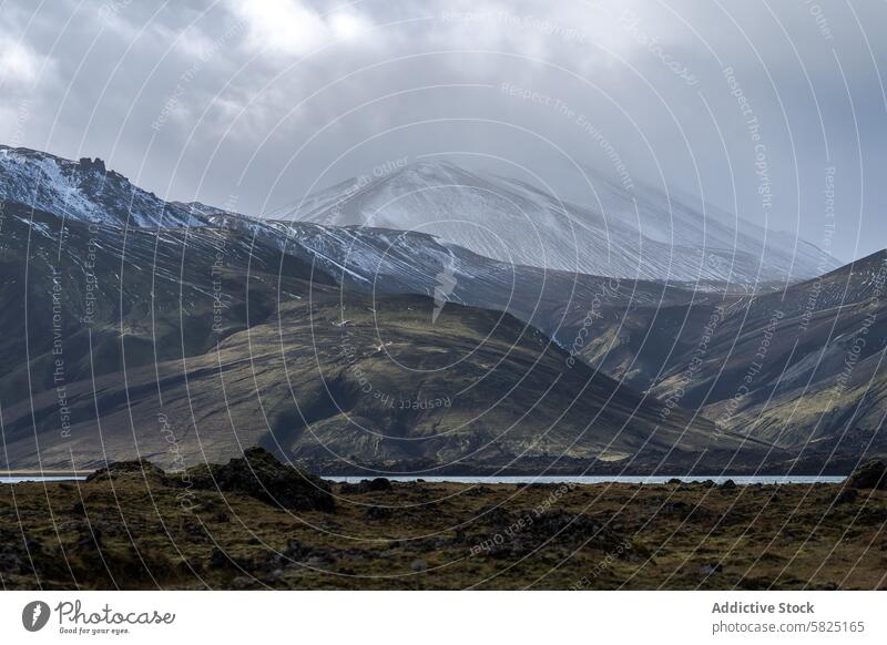 Majestätischer schneebedeckter Gipfel im isländischen Hochland Island Highlands Berge u. Gebirge Schnee Gelassenheit Landschaft unwegsames Gelände abgelegen