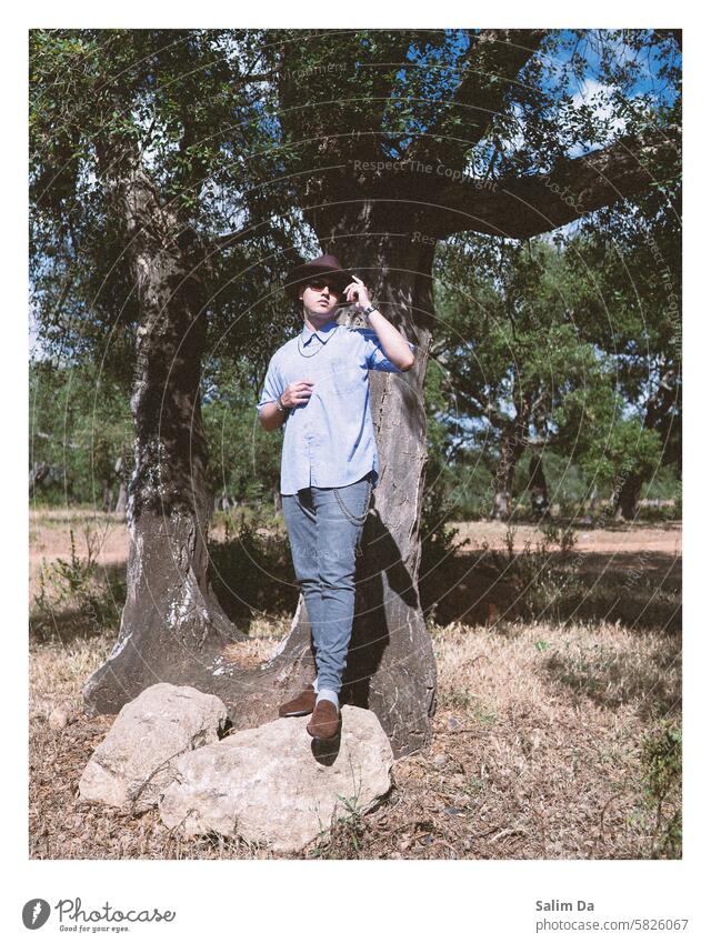 Die Natur kommt nie aus der Mode Stil stylisch modisch gutaussehend hübsche Menschen Wald Sonne Model photogen Pose im Freien attraktiv lässig trendy