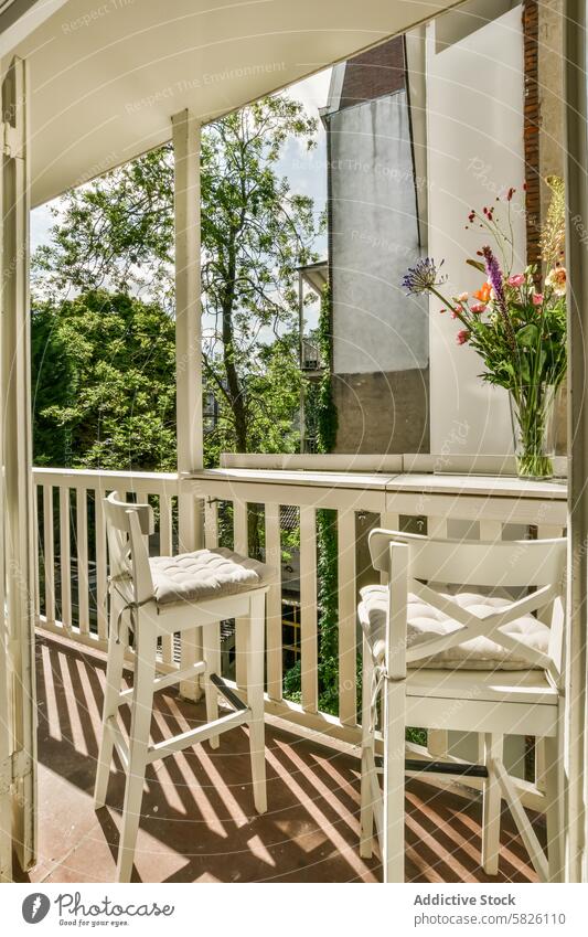 Gemütlicher Balkon mit Blick ins Grüne in der Balthasar Floriszstraat 16-2 weißer Stuhl Tisch Blumen im Freien Erfrischung gemütlich Appartement