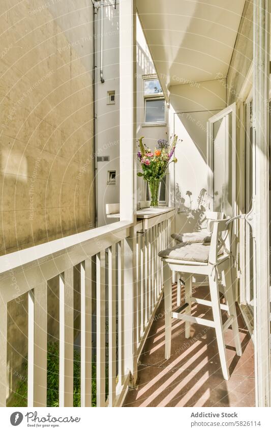 Gemütlicher Balkonplatz mit frischen Blumen in der Balthasar Floriszstraat Vase Sitzgelegenheit Sonnenlicht gemütlich im Freien Appartement heimwärts Dekor