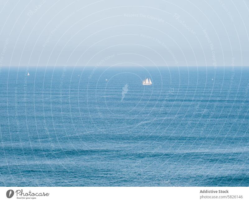 Ruhige Meeresszene mit fernen Segelbooten blau MEER Horizont Windstille Gelassenheit schemenhaft Himmel entfernt maritim Segeln Wasser ruhig friedlich nautisch