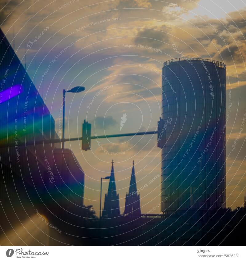 Kölner Dom eingerahmt von Ampeln und Gebäuden im bunten Sonnenschein - Fotografie mit Prismen und Filtern Domspitzen Cologne Triangle LVR-Turm Hochhaus