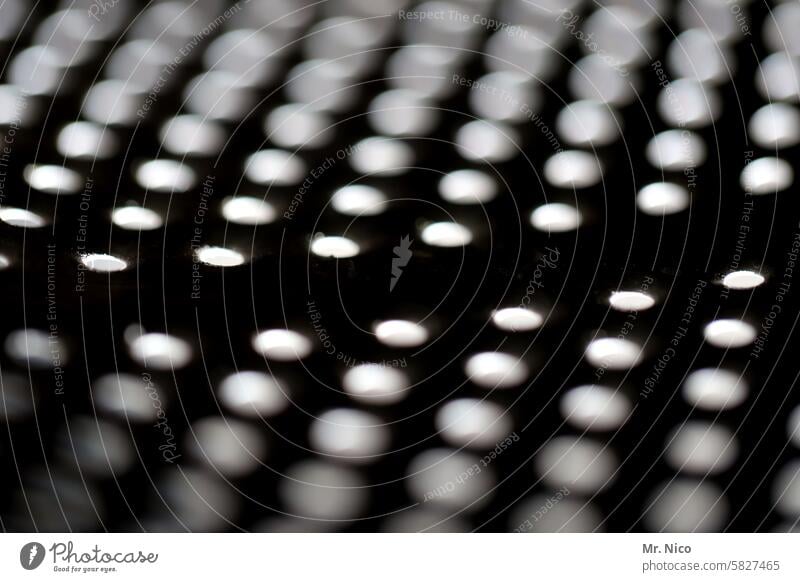 durchlöchert Lochblech Muster Reihe Punkt Technik & Technologie Lichterscheinung durchlässig dunkel Detailaufnahme abstrakt Metall eingestanzt kleine löcher