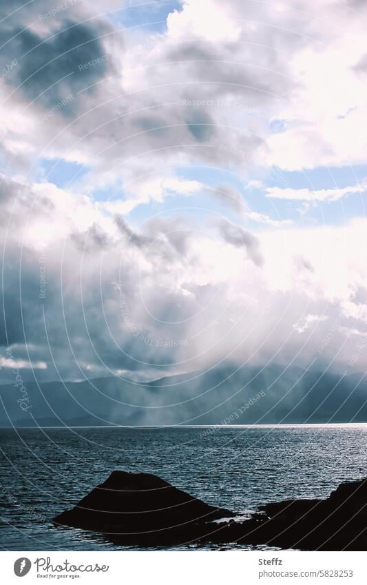 verträumte Stimmung mit Licht und Schatten an der schottischen Förde Schottland Wasserlandschaft Meeresküste Lichtschein Meereslandschaft Wolken romantisch