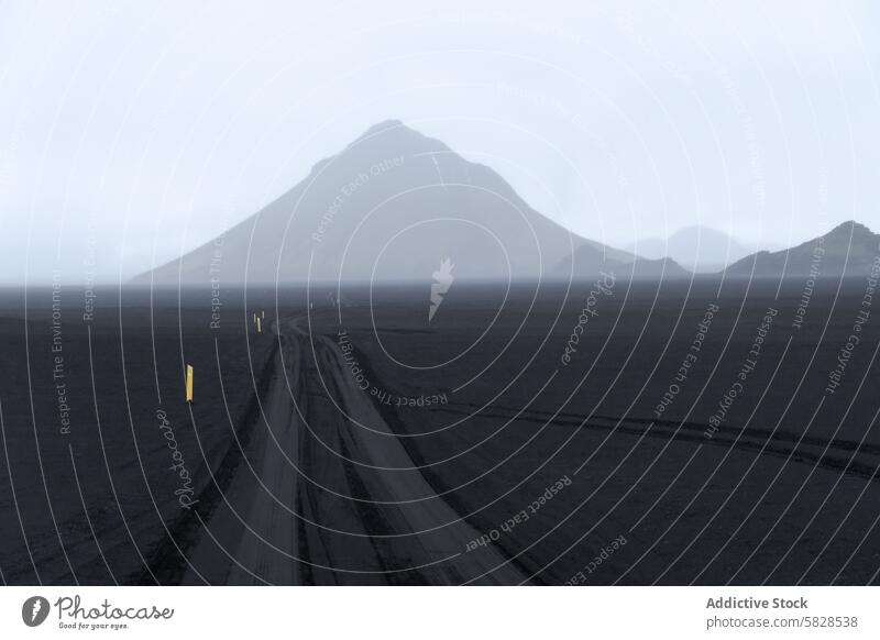 Neblige Straße, die zu einem Berg im isländischen Hochland führt Island Highlands Berge u. Gebirge Nebel Isolation Abenteuer Landschaft desolat reisen Natur Weg