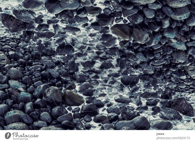 Steine und Meer schwarz grau Verwirrung kopfüber verrückt hart weich nass abstrakt Wasser Küste Außenaufnahme Natur Farbfoto Menschenleer Umwelt verwirrt oben
