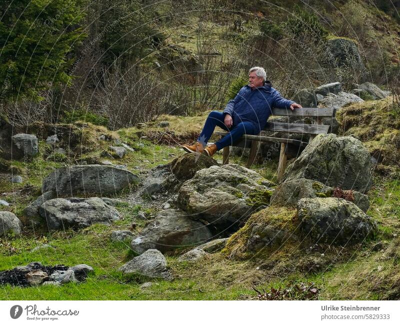 Rentner erholt sich während einer Bergwanderung Renter Mann Senior Erwachsene Menschen 70 - 80 Jahre grauhaarig Bergtal Vergalda Montafon Gargellen Holzbank