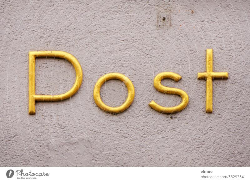 goldfarbene Buchstaben - Post - an einer Hauswand Postamt Nostalgie Postgebäude Vergangenheit Brief schreiben Kommunizieren Erinnerung Blog analog Liebesbrief