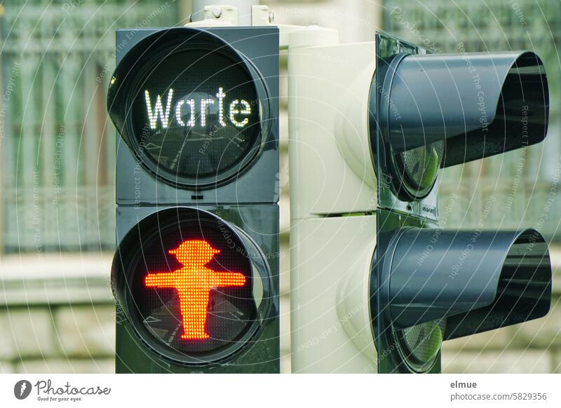 spannend I Fußgängerampel steht auf rot mit dem Zusatz - Warte - / rotes Ampelmännchen warten StVO Verkehrszeichen Rotphase Symbole & Metaphern Signal