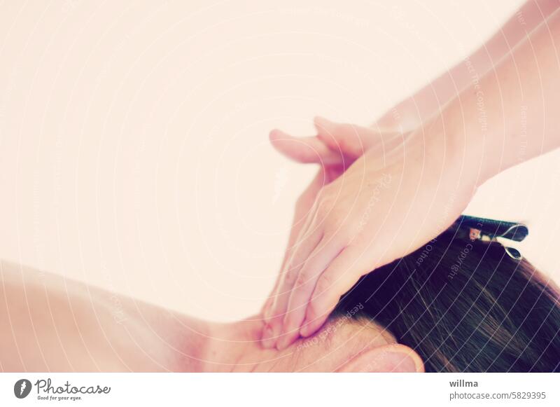 Entspannung Massage Nackenmassage Hände Physiotherapie Wellness Behandlung sanft Hand massieren Wellnessbehandlung Verspannung