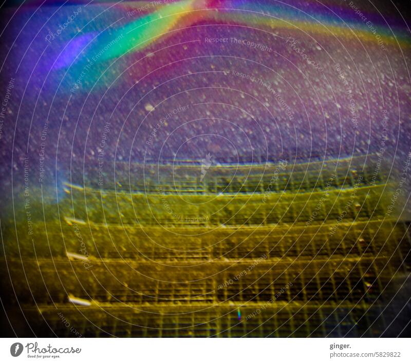 Sternenstaub fällt durchs goldene Raster - Fotografie mit Prismen und Filtern Gitter Staub Spektralfarbe Metall Detailaufnahme Muster abstrakt