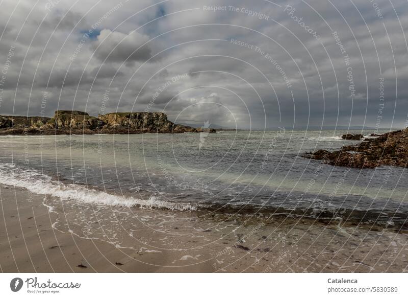 Am Strand und kein Strandwetter Urelemente Küste Wasser Wolken Ebbe Flut Brandung Wellen Gischt Felsformation Landschaft Steine Ferien & Urlaub & Reisen Natur