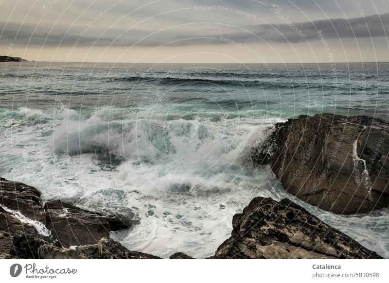 Wellen brechen Tageslicht Meer Horizont Gezeiten Natur Urlaub Ferien & Urlaub & Reisen Strand Steine Landschaft Felsformation Gischt Brandung Flut Ebbe Wolken