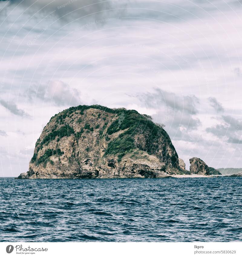 ein Blick vom Boot auf den Pazifik Hintergrund Strand schön schwarz blau Unschärfe Wolken Küste Konzept Kreuzfahrt schnell Fischen schäumen Bierschaum Spaß