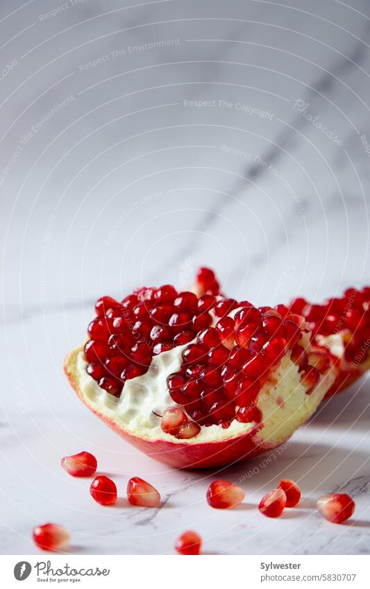 Granatapfelfrucht auf weißem Hintergrund Obstsalat Dessert Eiscreme mit Granatapfel rot