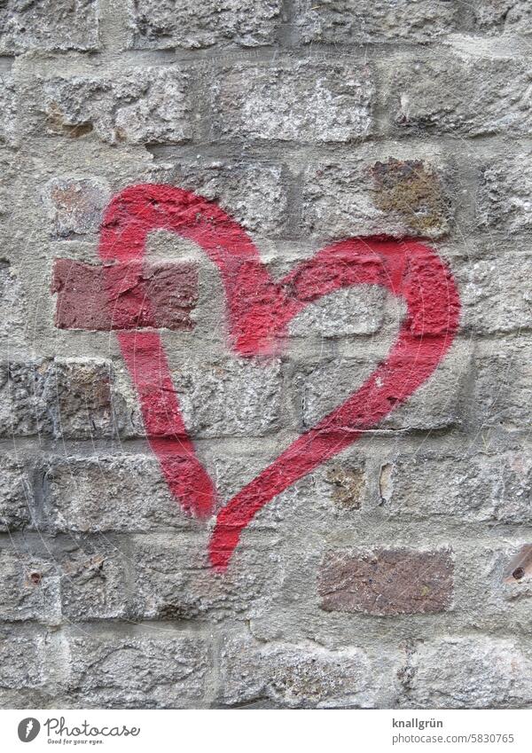 Rotes Graffiti Herz Mauer Liebe Wand Romantik Verliebtheit Gefühle Farbfoto Außenaufnahme Tag Menschenleer rot Lebensfreude Nahaufnahme Kontur Zeichen