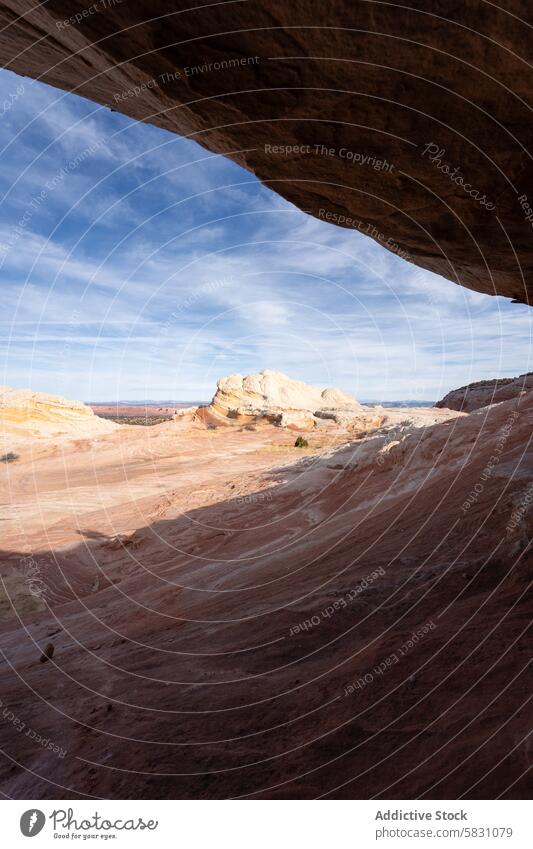 Majestätisches Arizona-Wüstenpanorama von einem Felsüberhang aus wüst Landschaft Felsen Überhang Sediment Himmel blau übersichtlich riesig Panorama Natur