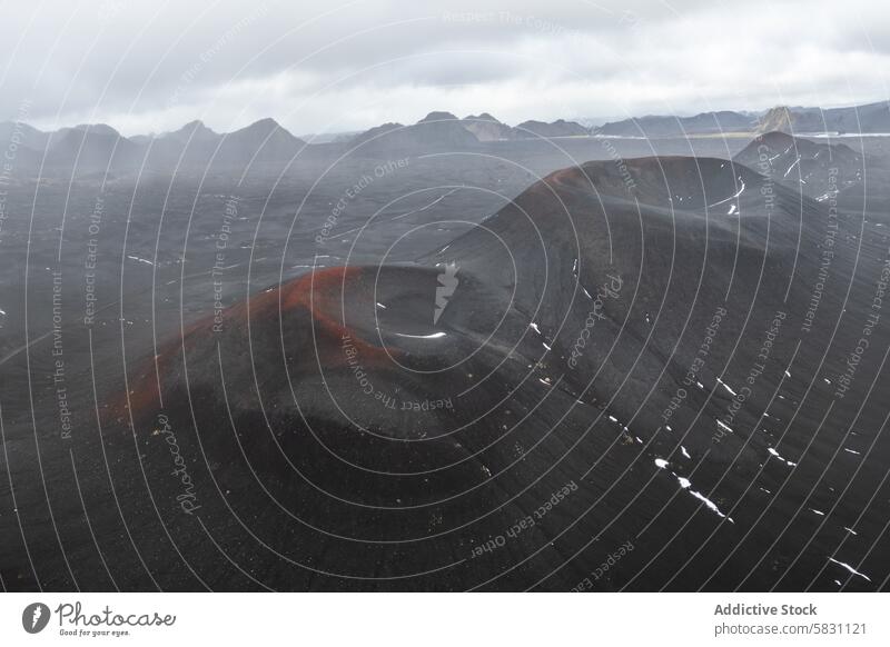 Neblige Vulkanlandschaft im Hochland von Island Highlands Landschaft Nebel umfassend Ansicht wolkig Himmel kahl dramatisch Gelände vulkanisch Asche Lava Hügel