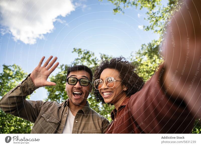Generiertes Bild Paar multiethnisch Chinesisch hispanisch Park Madrid Spanien Lächeln winkend Selfie im Freien sonnig Tag Anschluss Fröhlichkeit heiter reisen