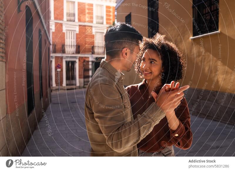 Multikulturelles Paar in einer malerischen Straße in Madrid multikulturell Chinesisch hispanisch Spanien Liebe romantisch urban Architektur Gebäude Großstadt
