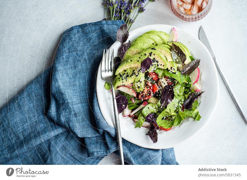 Frischer Gartengemüsesalat mit Sesam Gemüse Salatbeilage Oliven Tomaten Salatgurke Rettich rotes Basilikum Sesamsamen weißer Sesam schwarzer Sesam