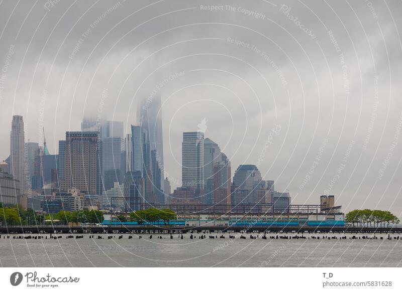 Blick auf Hochhäuser Skyline von Manhattan Hudson River Nebelstimmung hudson river side