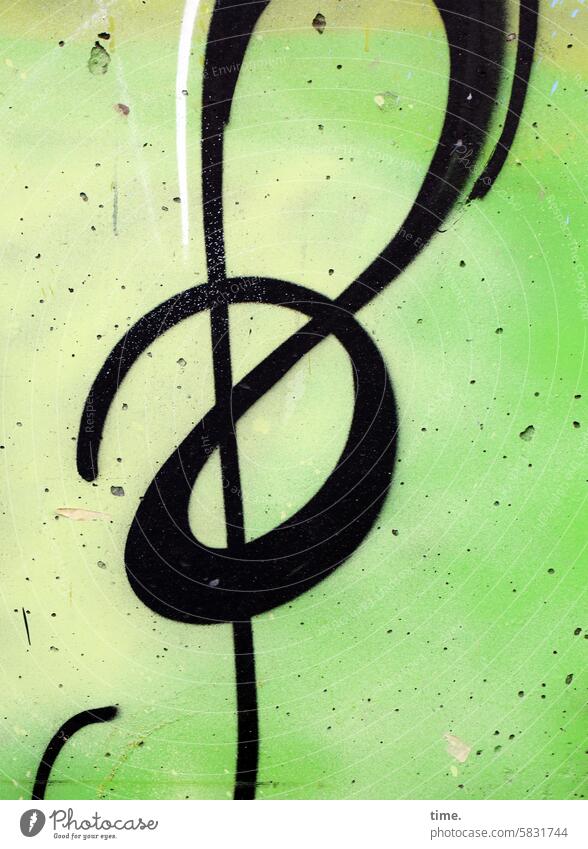Schlotennüssel Notenschlüssel Musik Wand Beton grün Detail gemalt Grafitti farbe gesprayt Kunst Art Wandbild urban schwungvoll