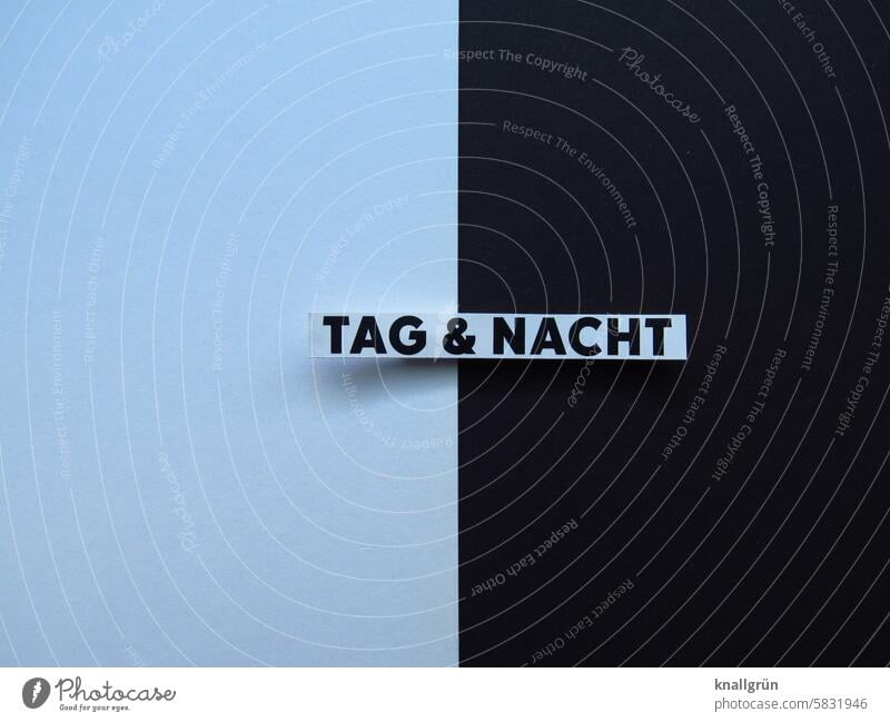 Tag & Nacht Text hell dunkel Gegensätze Yin und Yang schwarz weiß Farbfoto Kontrast Nahaufnahme Buchstaben Wort Satz Menschenleer Typographie Schriftzeichen