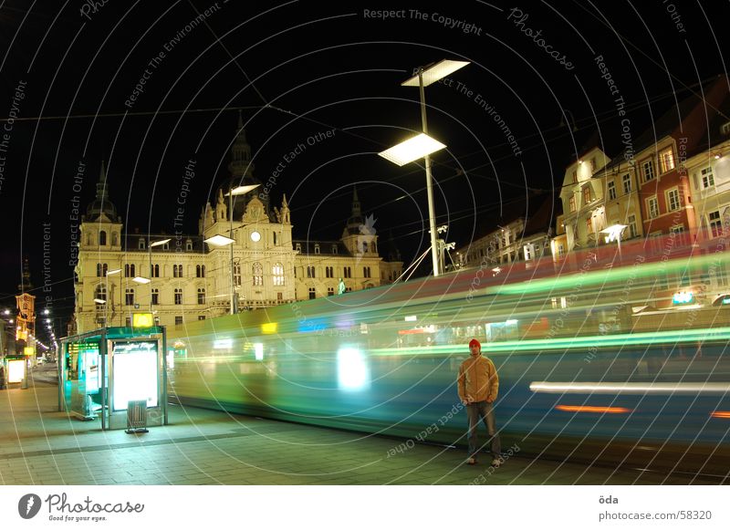 rush hour Langzeitbelichtung Licht Straßenbahn fahren Gleise Hauptplatz Graz Nacht Mann stehen Gebäude historisch Bewegung Beleuchtung Lampe Station warten