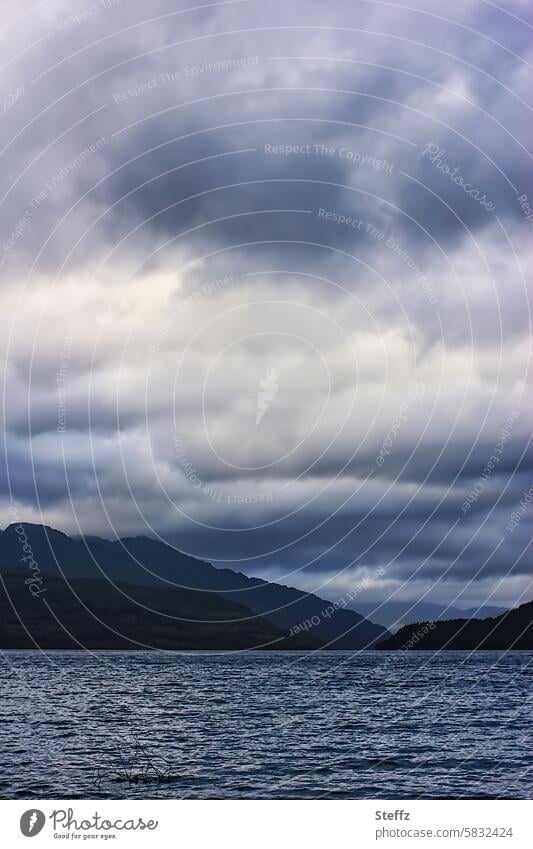 schottische Meereslandschaft bei bewölktem Himmel Wasserlandschaft Schottland Förde Meeresküste Wolken romantisch schottische Natur Romantik bewölkter Himmel