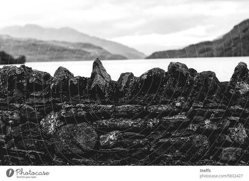 eine Steinmauer am Ufer des schottischen Sees Loch Lomond Schottland schottischer See Mauer Mauerstreifen Seeufer Mauerreste Mauersteine Ruhe ruhig friedlich