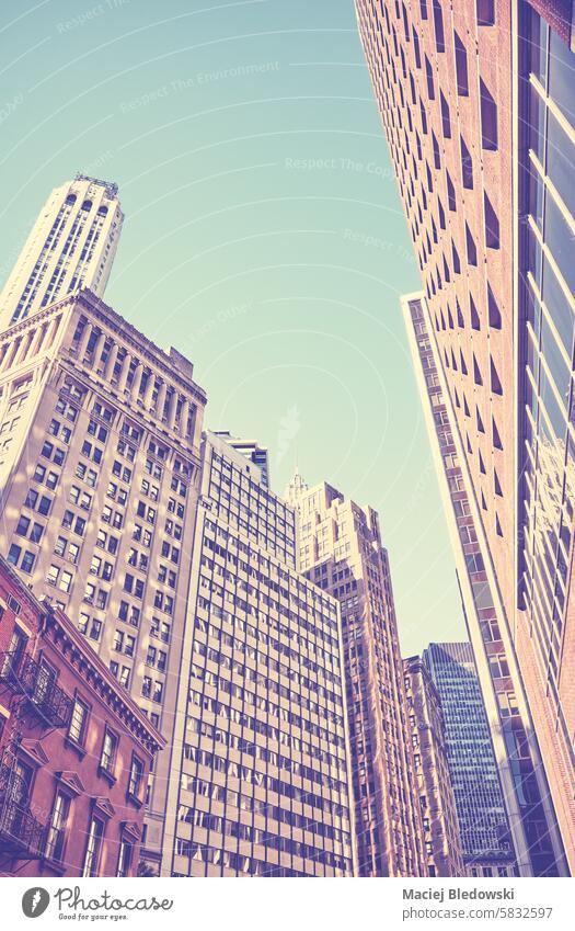 Blick auf die New Yorker Wolkenkratzer, Farbvertonung aufgetragen, USA. nyc Großstadt New York State Gebäude Büro Manhattan Wand Business retro altehrwürdig
