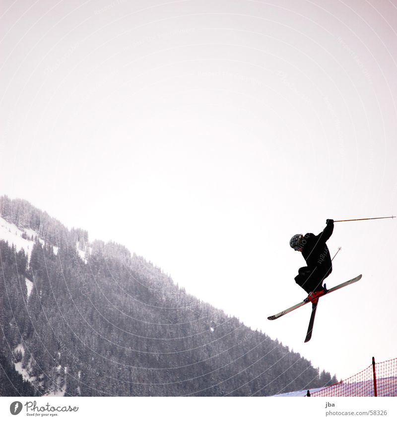 X springen Free-Ski Straight Jump Winter Freestyle Helm Skifahrer Wald Gstaad Skifahren Berge u. Gebirge wispile eggli Himmel Netz high fly