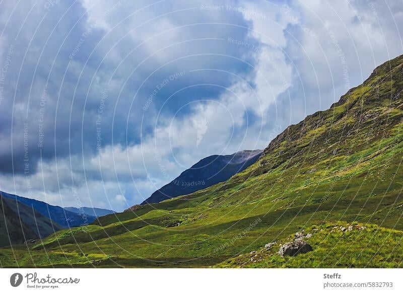 schottische Hügel und Wolken Schottland Wolkenhimmel hügelige Landschaft dramatische Wolken Tal Gewitterwolken schottische Natur schottische Landschaft