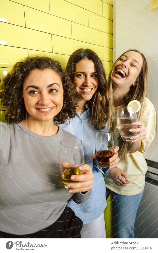 Fröhliche Freunde machen ein Selfie während eines Treffens zu Hause Freundschaft heimwärts Spielen trinken gute Zeit Frau Sammeln lässig Glück Lächeln