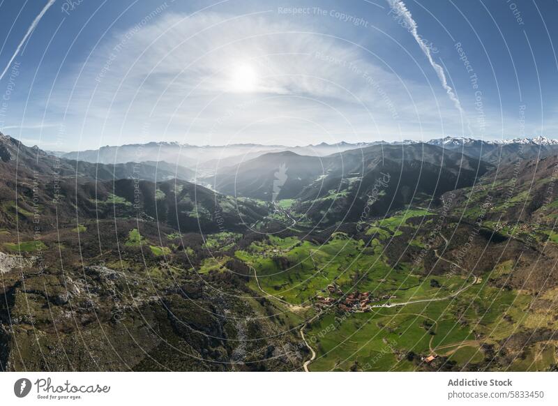 Panoramablick auf Valle de Liebana, Kantabrien, Spanien panoramisch Ansicht Berge u. Gebirge Ambitus Himmel übersichtlich grün Landschaft malerisch Natur