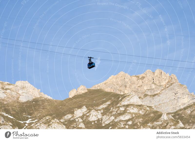 Seilbahn auf die zerklüfteten Berge im Valle de Liebana Berge u. Gebirge Kantabrien Spanien Picoos de europa Himmel blau robust Gipfel Verkehr hoch gleiten