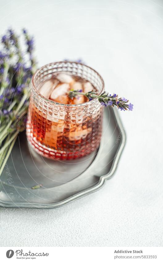 Mit Lavendel versetzter Cognac-Cocktail, serviert in einem strukturierten Glas trinken Textur Tablett Metall erfrischend Alkohol Getränk Bar Mixologie