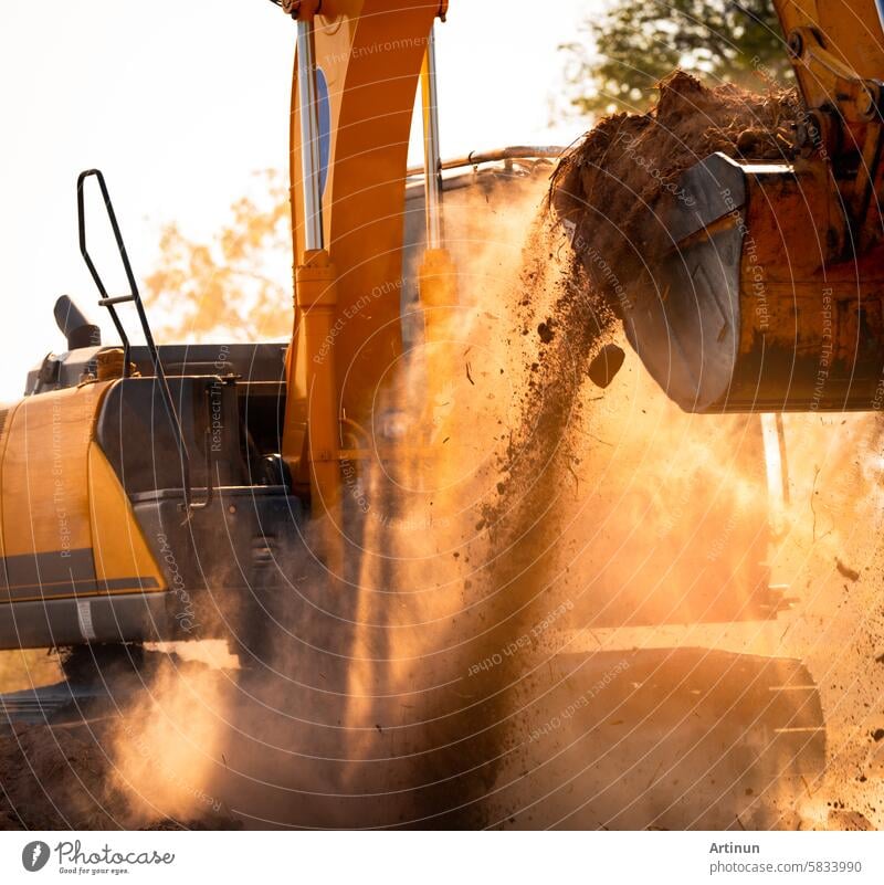 Nahaufnahme eines Baggers auf einer Baustelle. Bagger gräbt Erde für Erdarbeiten und Bauunternehmen. Aushubmaschine bei der Arbeit. Schwere Maschinen für Erdarbeiten und Baustellenentwicklung