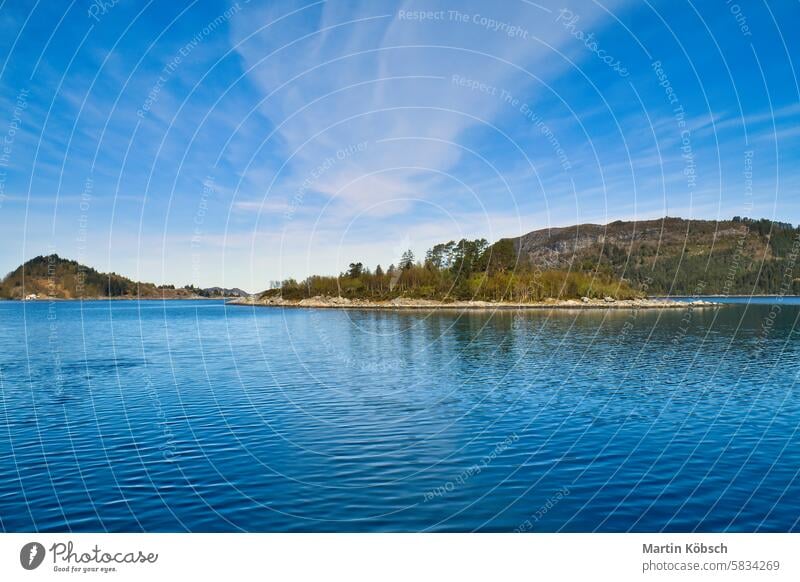 Insel mit Felsen und Bäumen in einem Fjord vor dem offenen Meer in Norwegen. Sonnenuntergang Berge u. Gebirge Wildnis Natur nordisch Panorama romantisch frisch