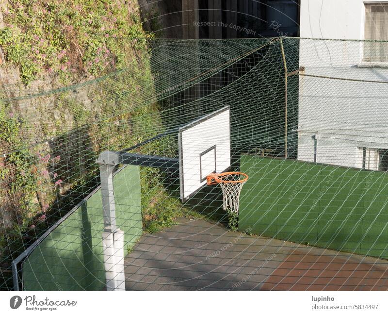 Ausschnitt eines Basketballspielfeld schräg von oben Basketballkorb Spielfeld netz Außenaufnahme Farbfoto menschenleer