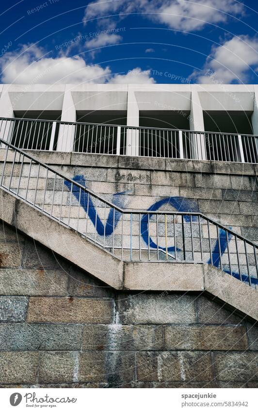 VCL Treppe Fassade bauwesen architektur urban Stadt Geländer Aufgang alt historisch Stein Mauerwerk Himmel blau wolken Surrealismus surreal Linien und Formen