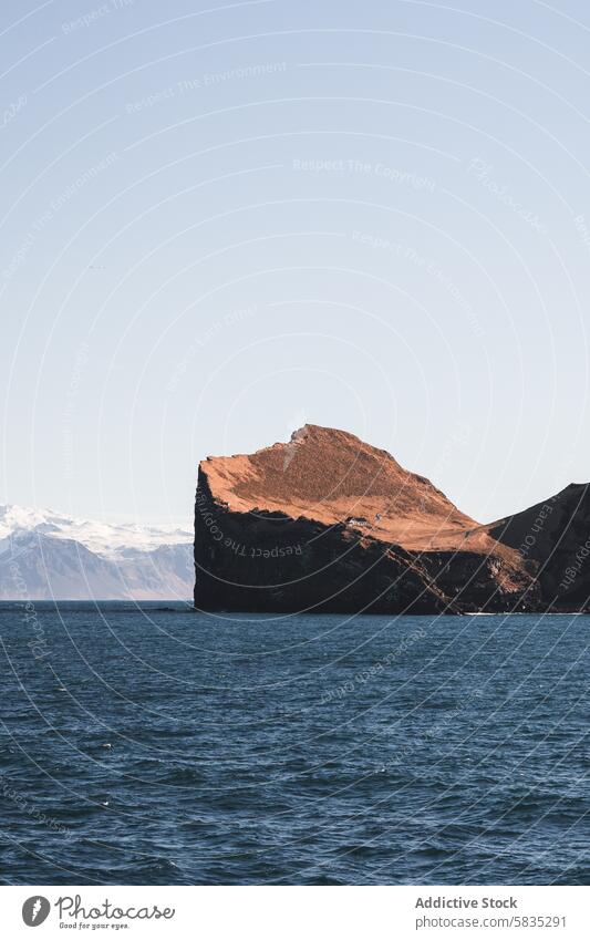 Zerklüftete Klippen der Westmännerinseln unter blauem Himmel Snæfellsnes Halbinsel Island Meer Gesteinsformationen MEER Blauer Himmel natürlich malerisch