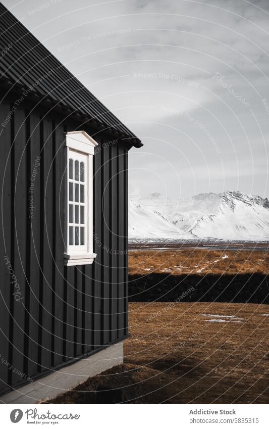 Traditionelles isländisches Ferienhaus mit Blick auf verschneite Berge Cottage traditionell Snæfellsnes Halbinsel Berge u. Gebirge Schnee Hintergrund Island