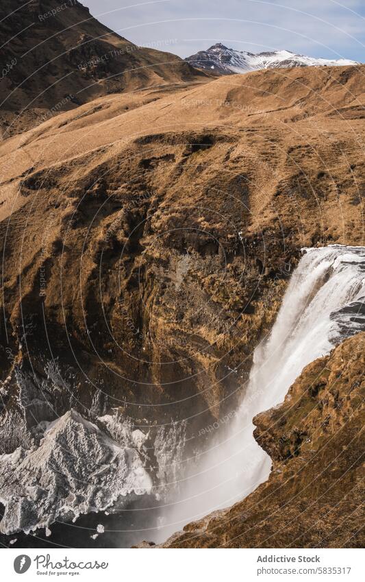 Faszinierender Wasserfall inmitten zerklüfteter Landschaft in Island Berge u. Gebirge Klippe Natur malerisch robust Gelände majestätisch Kaskade Nebel Abgrund