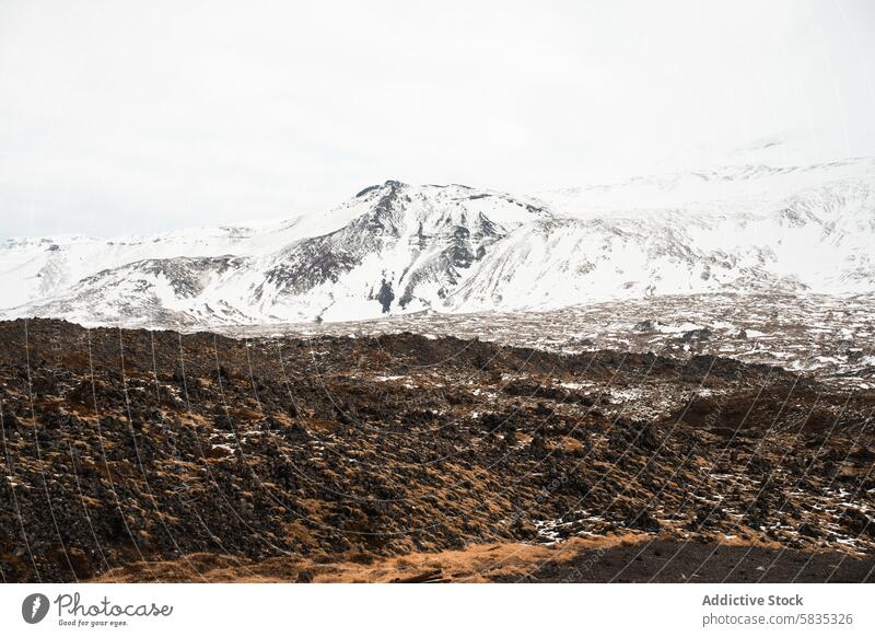 Schneebedeckte Berge und felsiges Terrain in Island Landschaft Gelände vulkanisch Steine malerisch Snæfellsnes Halbinsel Natur im Freien kalt Winter robust